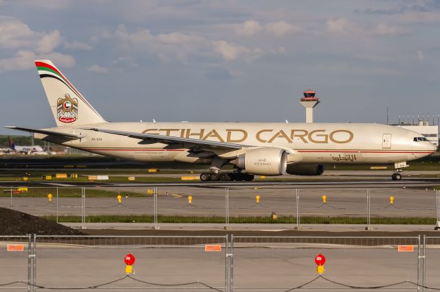 Boeing 777-200 (A6-DDA) - A6-DDA Etihad Airways Boeing 777-FFX lining up on Rwy 18 for departure to Abu Dhabi (AUH / OMAA) @ Frankfurt - Rhein-Main International (FRA / EDDF) / 13.05.2017