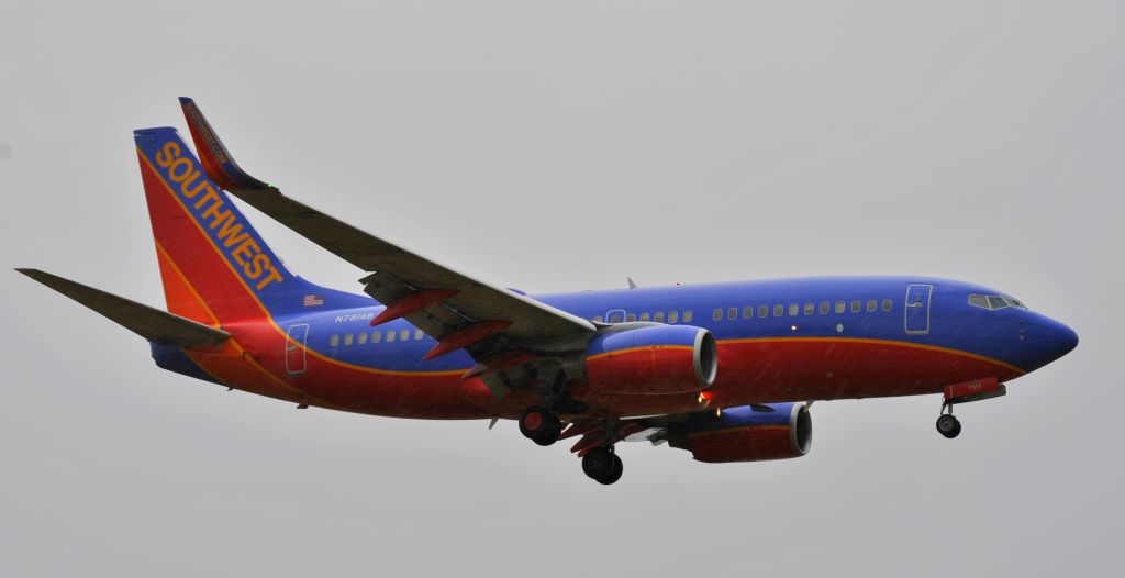 Boeing 737-700 (N7814B)