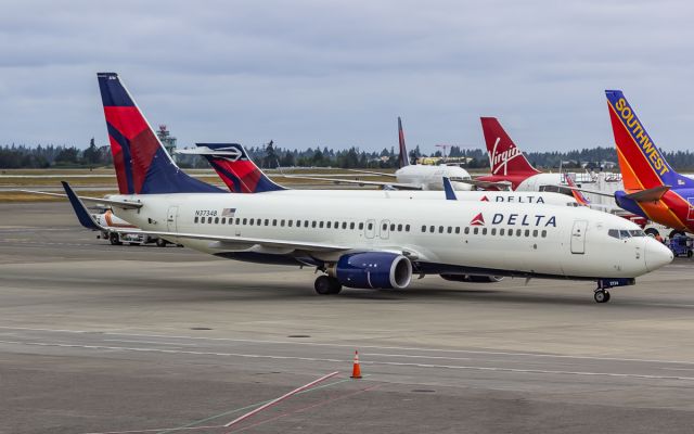 Boeing 737-800 (N3734B)
