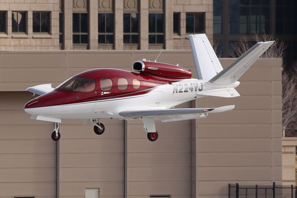 Cirrus Vision SF50 (N224VJ)