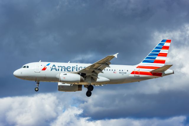 Airbus A319 (N823AW) - An American Airlines A319 landing at PHX on 2/26/23. Taken with a Canon R7 and Tamron 70-200 G2 lens.