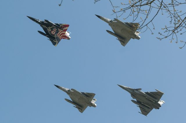 Experimental 100kts-200kts — - trois Mirage 2000 N de l’escadron « La Fayette » et un Rafale de l’EC 1/91 Gascognebr /br /100 ième anniversaire  Marnes-la-Coquette (Hauts de Seine) France