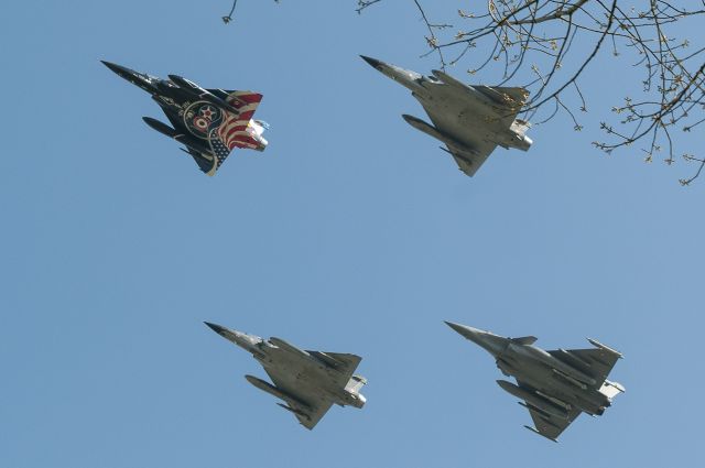 Experimental 100kts-200kts — - trois Mirage 2000 N de l’escadron « La Fayette » et un Rafale de l’EC 1/91 Gascognebr /br /100 ième anniversaire  Marnes-la-Coquette (Hauts de Seine) France