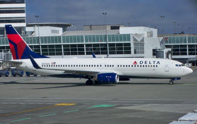 Boeing 737-800 (N3746H) - Finally caught a break from the overcast to catch DL 737-832 N3746H at SEA on Sept 29, 2010.