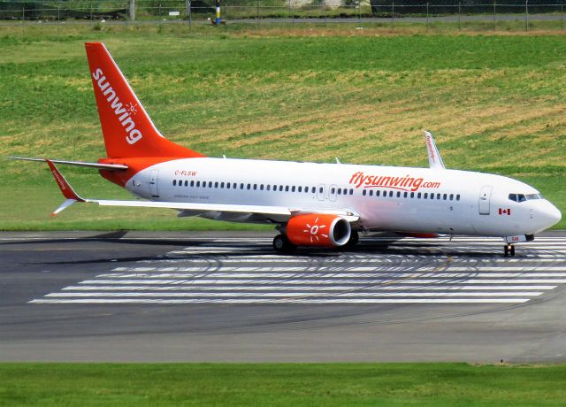 Boeing 737-800 (C-FLSW)