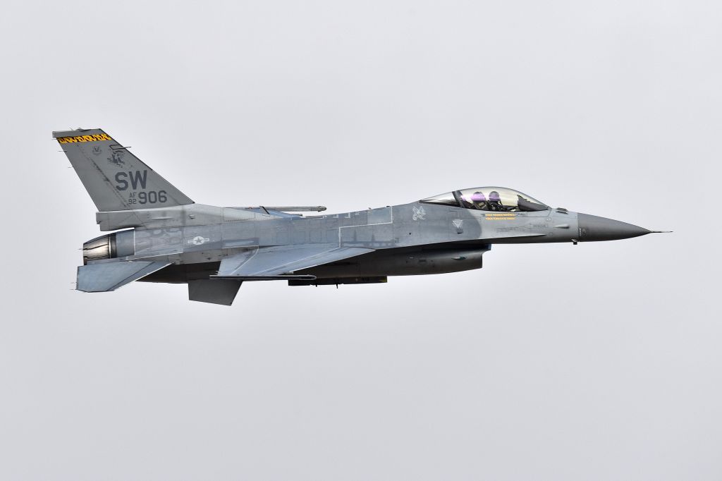 Lockheed F-16 Fighting Falcon (92-0906) - Airshow Practice. 