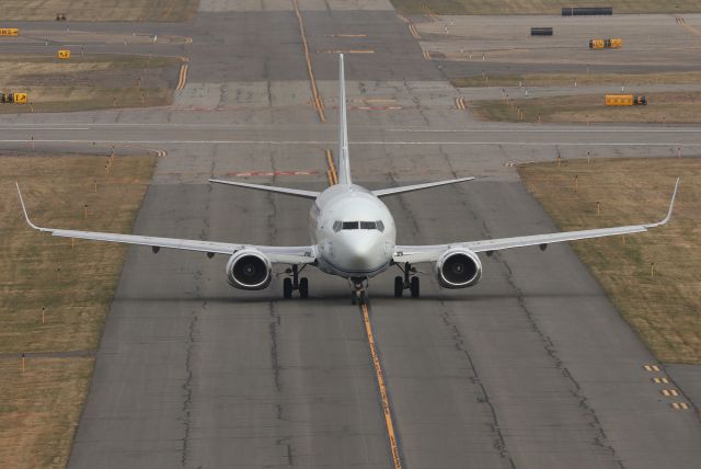 Boeing 737-500 (N709S) - 'Sierra Pacific 709' to Richmond taxiing out for departure  (4/6)