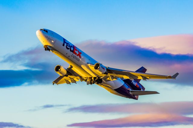 Boeing MD-11 (N621FE) - FedEx MD11 taking off from PHX on 11/9/22. Taken with a Canon R7 and Tamron 70-200 G2 lens.