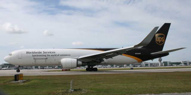 BOEING 767-300 (N340UP)