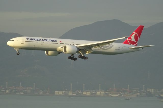 BOEING 777-300ER (TC-LJC)