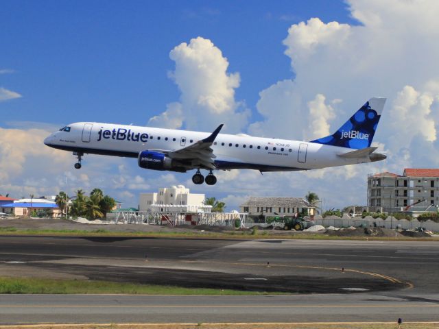 Embraer ERJ-190 (N318JB)