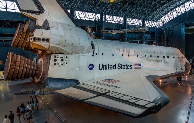 — — - Space Shuttle Discovery (OV103) at the Udvar-Hazy museum near Dulles (KIAD), Washington