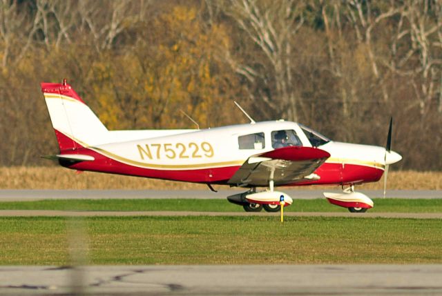 Piper Cherokee (N75229) - Seen at KFDK on 11/15/2009.      a href=http://discussions.flightaware.com/profile.php?mode=viewprofile&u=269247  [ concord977 profile ]/a