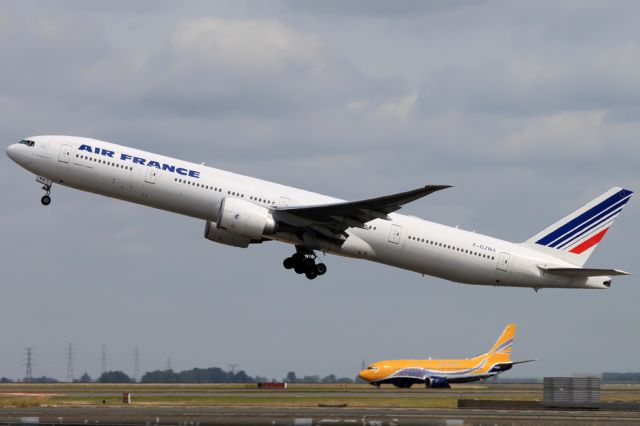 BOEING 777-300ER (F-GZNA)