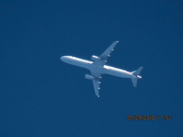 Airbus A321 (N560UW)