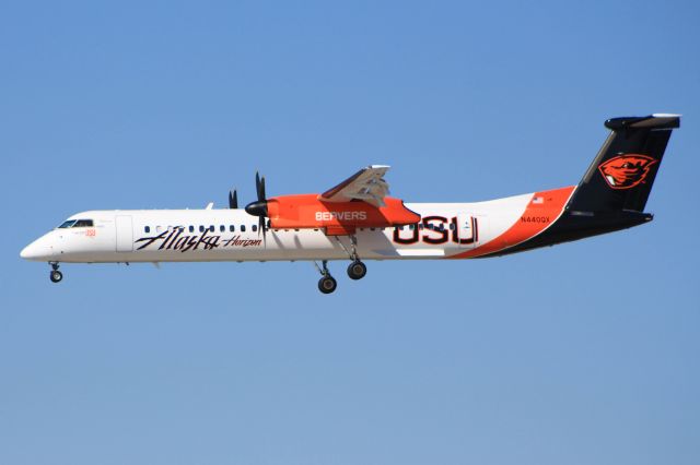 de Havilland Dash 8-400 (N440QX)