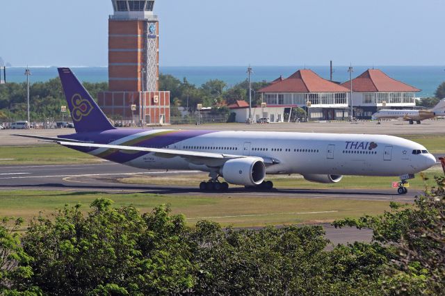 BOEING 777-300 (HS-TKU)