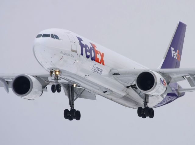 Airbus A300F4-600 (N673FE) - FDX152 Heavy about to land on Rwy 25