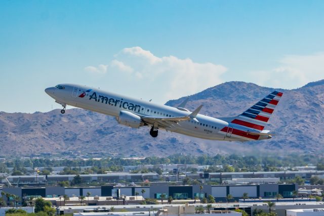 Boeing 737 MAX 8 (N315SD) - American Airlines 737 MAX 8 taking off from PHX on 9/27/22. Taken with a Canon 850D and Rokinon 135mm f/2 manual focus lens. 