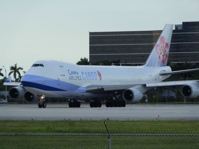 Boeing 747-400 (B-18709)