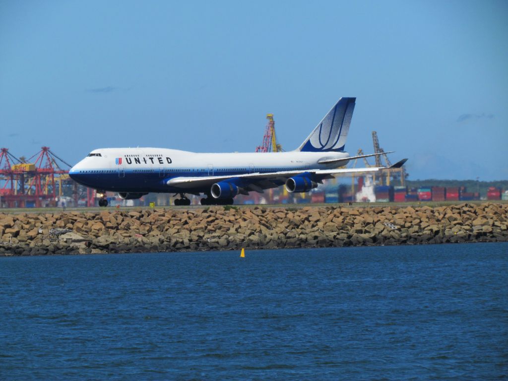 Boeing 747-400 (N12QUA)