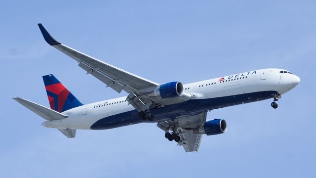 BOEING 767-300 (N174DN) - Delta's N174DN on short final to KPHX's Runway 08. Taken on April 11, 2021. 