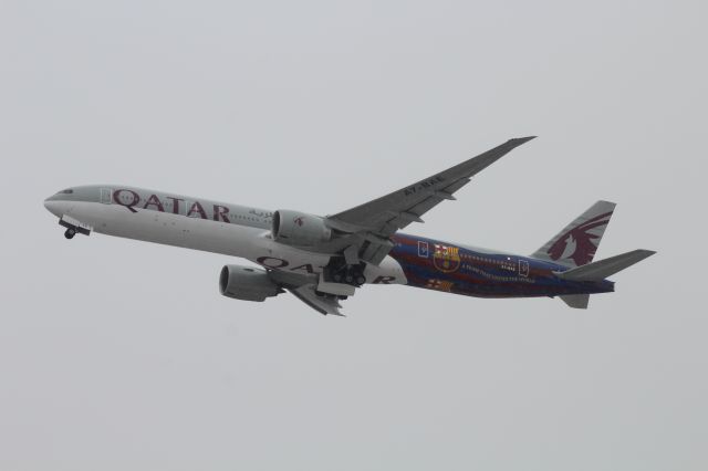 BOEING 777-300ER (A7-BAE) - Qatar 777-300ER "FC Barcelona" special livery taking off from a snowy Philadelphia!