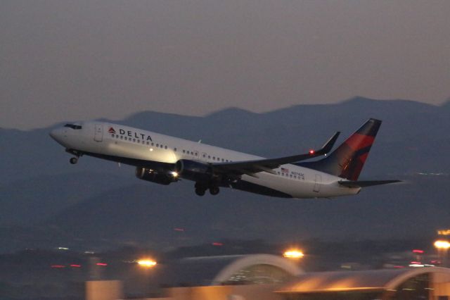 Boeing 737-800 (N3742C)