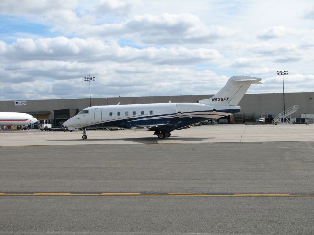 Bombardier Challenger 300 (N529FX)