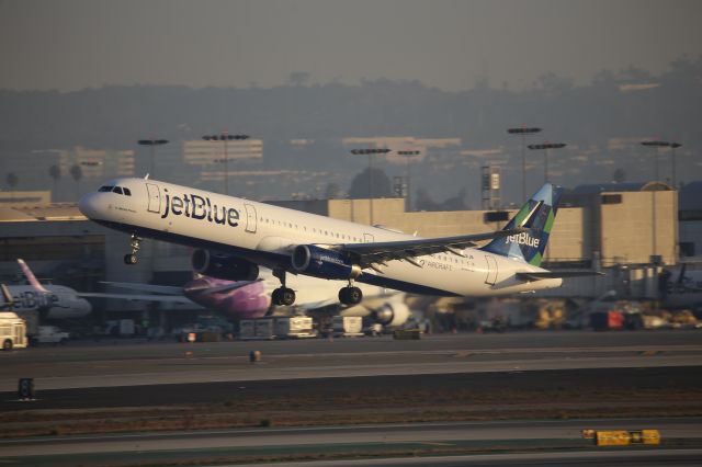 Airbus A321 (N942JB)