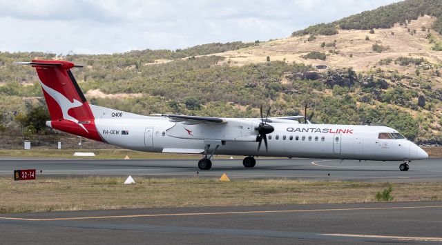 de Havilland Dash 8-400 (VH-QOW) - Taxiing to bay via B