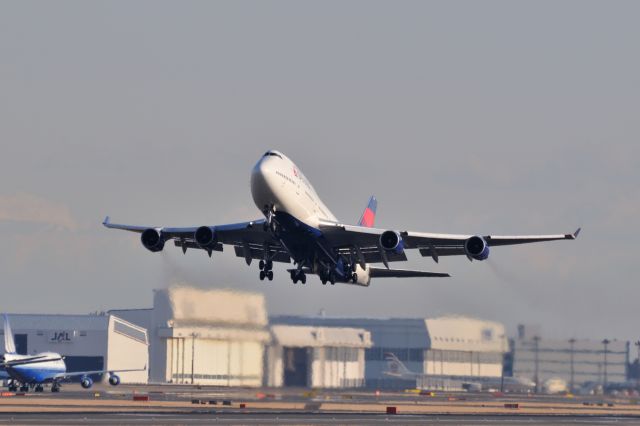 Boeing 747-400 (N676NW) - 2012/2/4