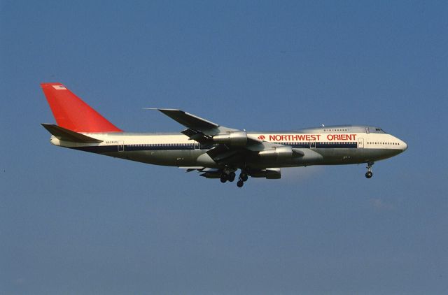 Boeing 747-200 (N636US) - Final Approach to Narita Intl Airport Rwy16 on 1986/08/10