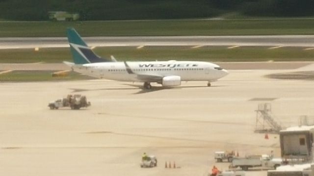 Boeing 737-800 (C-FKIW)