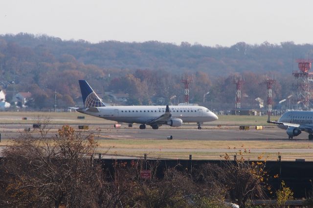 Embraer 170/175 (N136SY)