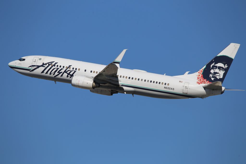 Boeing 737-800 (N532AS)