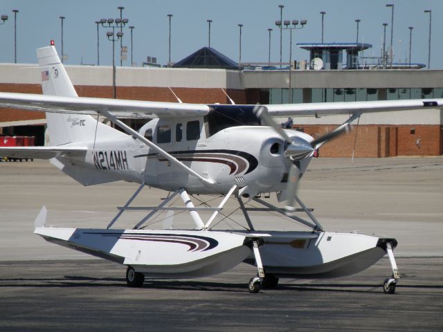 Cessna 206 Stationair (N214MH) - A Cessna Amphibian taxis to the TAC Air Ramp...TAC Air is the FBO at Blue Grass Airport (KLEX)