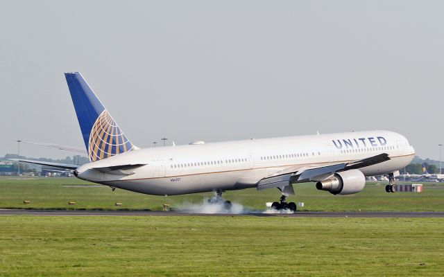 BOEING 767-400 (N66051) - united b767-424er n66051 landing at shannon 23/5/18.