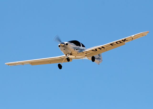 Diamond Star (VH-EQK) - FLIGHT TRAINING ADELAIDE - DIAMOND DA-40 - REG VH-EQK (CN 40.1043) - PARAFIELD ADELAIDE SA. AUSTRALIA - YPPF (12/4/2014) PHOTOGRAPH WITH A CANON 550D SLR. CAMERA AND A CANON 300 MM FIXED LENSE.