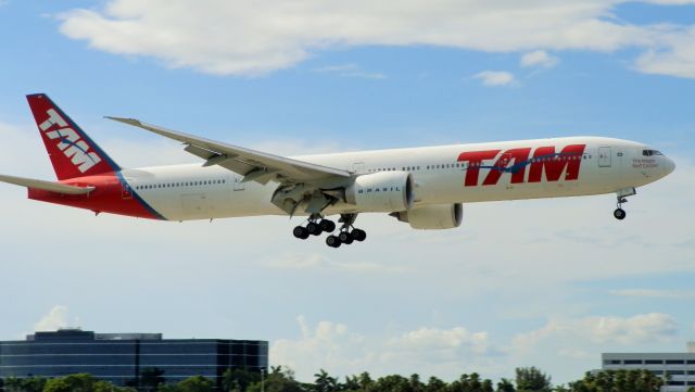 BOEING 777-300ER (PT-MUH)