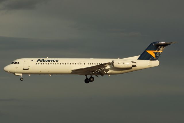 Fokker 100 (VH-XWN) - Alliance Airlines Fokker 100 landing onto runway 05 