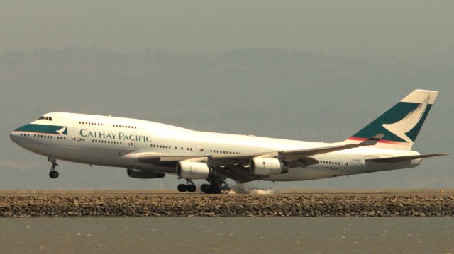 Boeing 747-400 (B-HUG) - Arrival of CX 870 into SFO marks the final scheduled passenger flight into North America of a Cathay B744