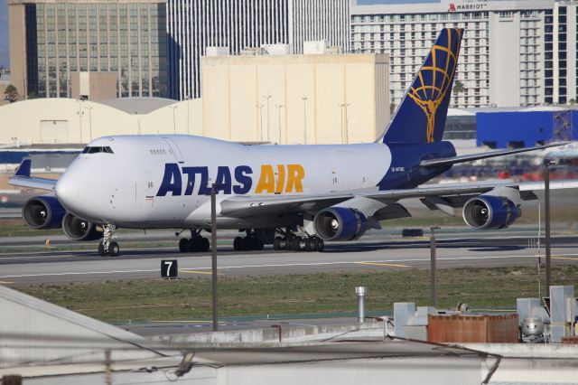 Boeing 747-400 (N472MC)