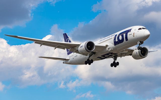 Boeing 787-8 (SP-LRG)