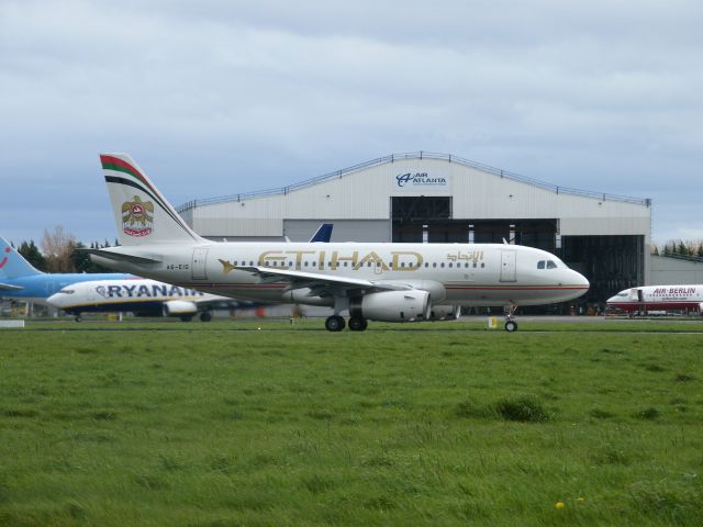 Airbus A319 (A6-EID) - A6-EID AIRBUS A319-132 CN 1947  OF EITHAD AIRWAYS LINING UP ON RWY 24 ON 25-04-2008 FOR DELIVERY TO EITHAD THIS IS EX   D-APAA