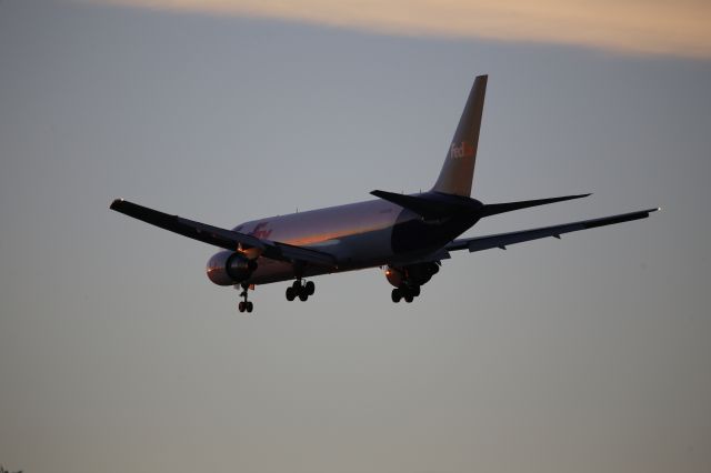 BOEING 767-300 (N120FE)