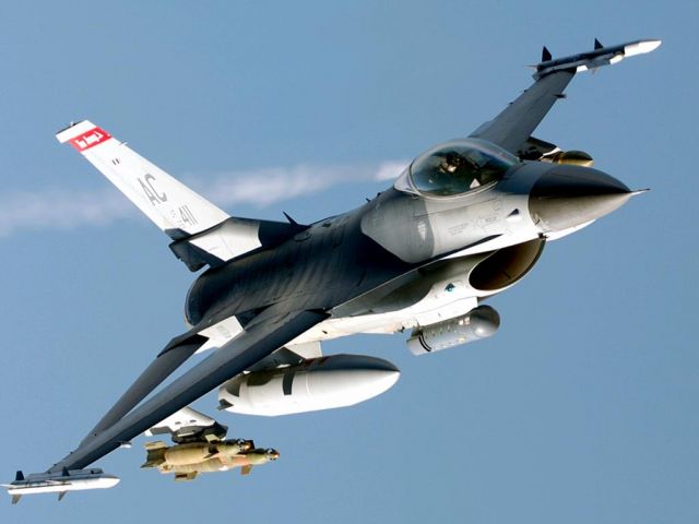 Lockheed F-16 Fighting Falcon —