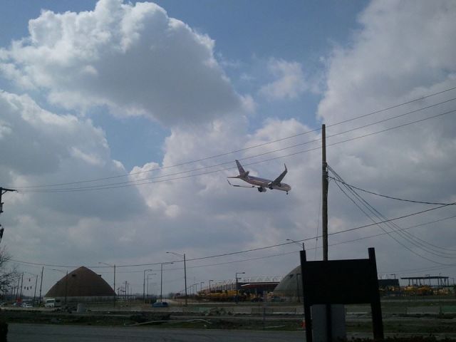 BOEING 767-300 (N381AN) - American 241 heavy from EDDL landing runway 28C