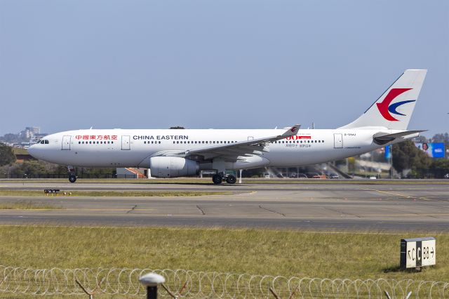 Airbus A330-200 (B-5942) - China Eastern Airlines (B-5942) Airbus A330-243 at Sydney Airport