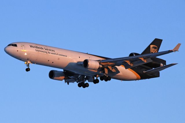 Boeing MD-11 (N251UP) - Sunset landing RWY 35